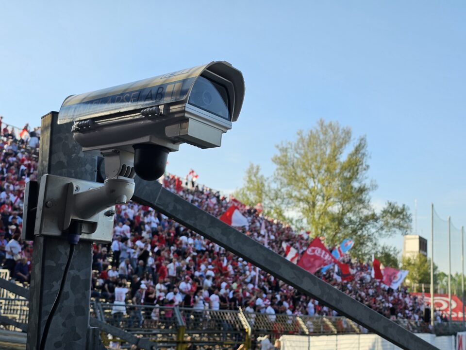 Dispositivo di TimelapseLab che punta verso il campo da calcio, sullo sfondo la curva del Mantova 1911