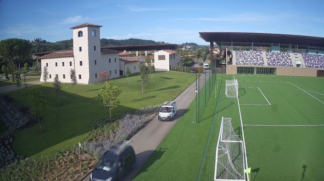 Immagine di un campo da calcio e tribuna del Viola Park