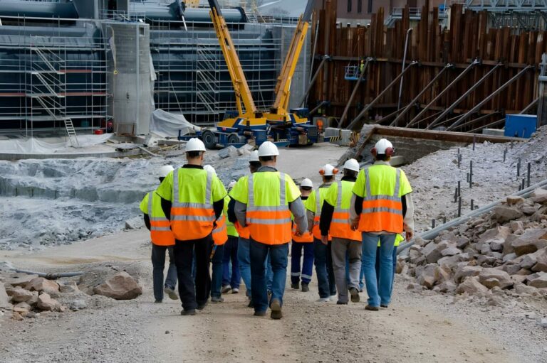 Gruppo di operai in cantiere