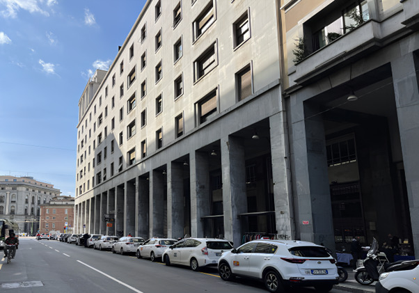Foto fatta dalla strada della facciata di Palazzo Missori a Milano