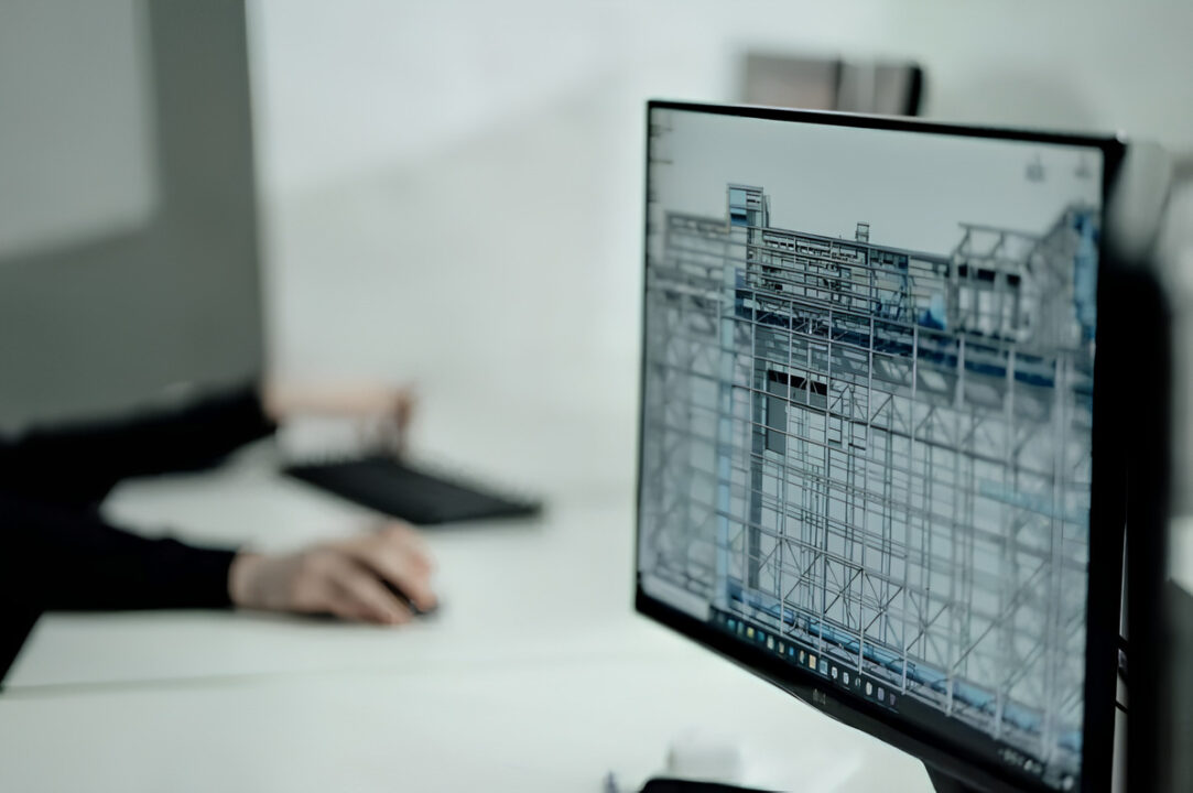 Foto di un pc con l'immagine di un progetto edile sullo schermo
