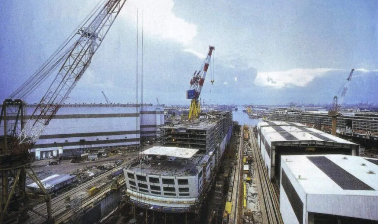 immagine di una nave in un cantiere navale