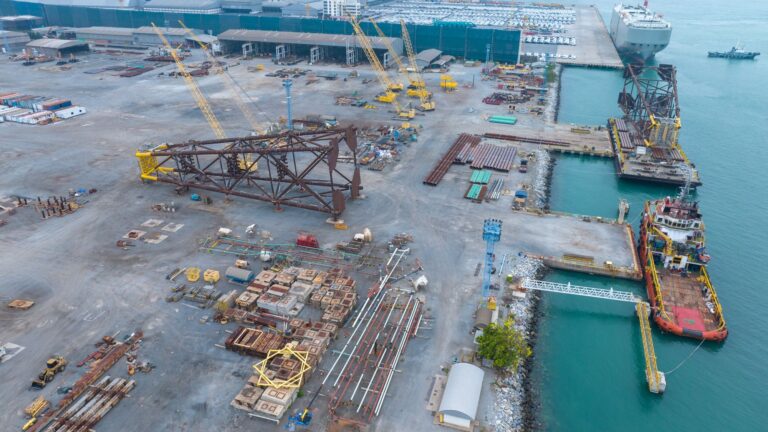Vista aerea di un cantiere navale